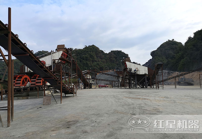 方案三配置現(xiàn)場：破碎機+制砂機+洗砂機，費用80萬以上